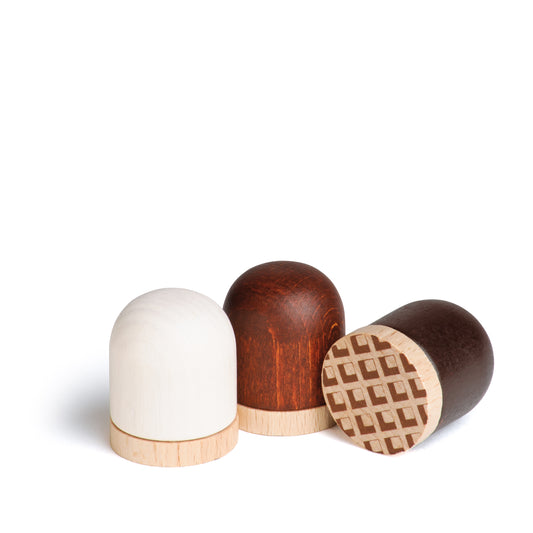 Drei Erzi Holz-Dickmanns: weiße und braune Kuppel mit Holzsockel, rechts dunkelbraune mit Waffelmuster