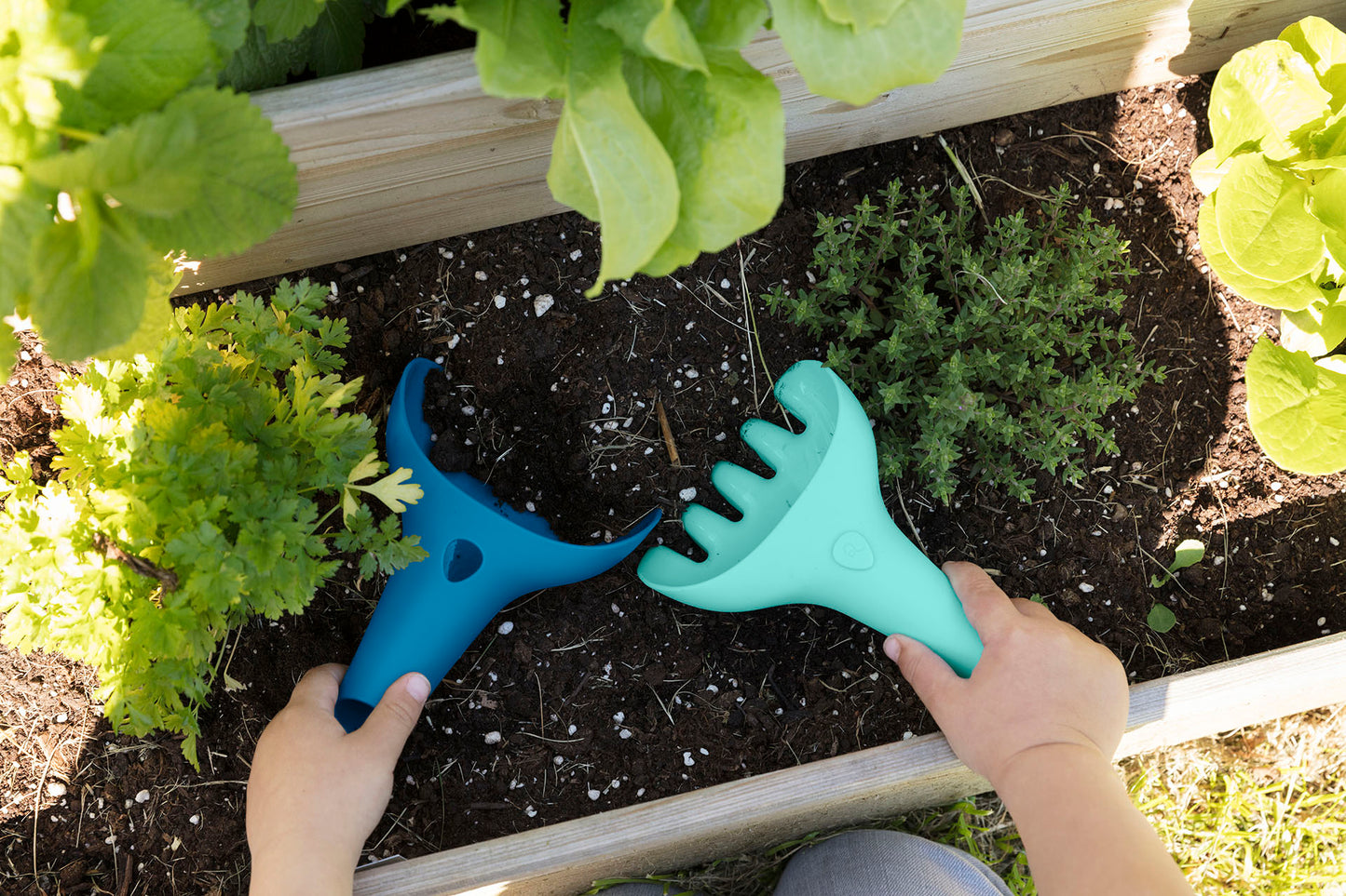 Multifunktions-Gartengerät Raki von Quut in Pastellfarben mit ergonomischer Form