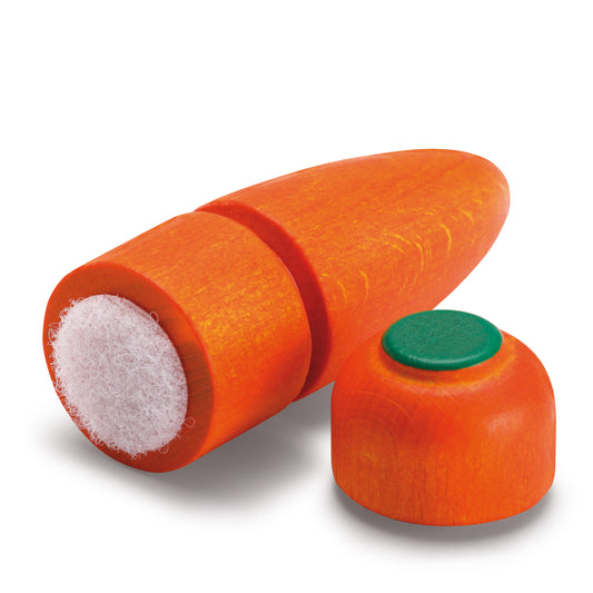 Erzi Holz-Möhre zum Schneiden, aufgeschnittene orange Hälften mit weißer Schnittfläche und grünem Deckel auf einer Hälfte