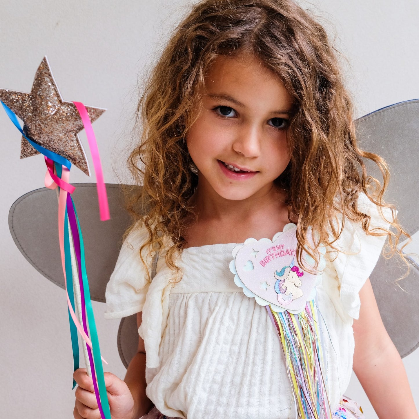 Mimi & Lula - Zauberstab Regenbogen - 195003-23 RAINBOW WAND & 195041-23 UNICORN B'DAY BADGE