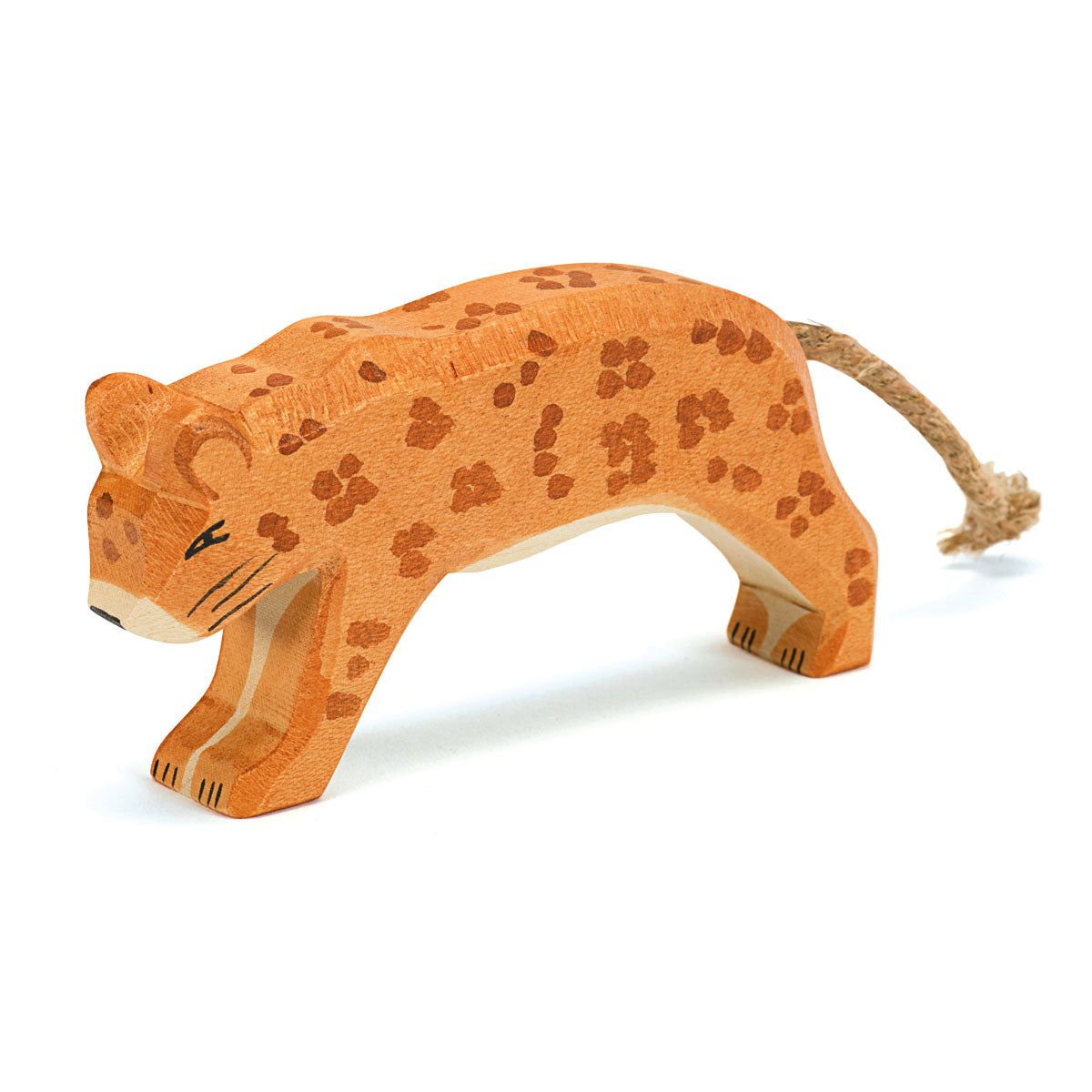 Ostheimer Holzfigur Leopard in Orange mit gemalten dunklen Flecken, im Schleichschritt, Schwanz aus Kordel