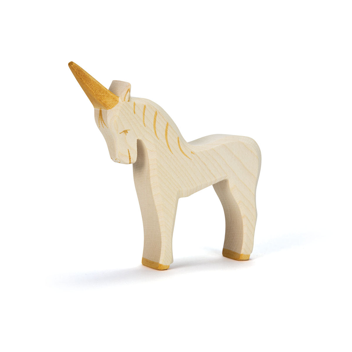 Ostheimer Holzfigur Einhorn aus hellem Holz mit goldenem Horn und Hufen, seitliche Ansicht