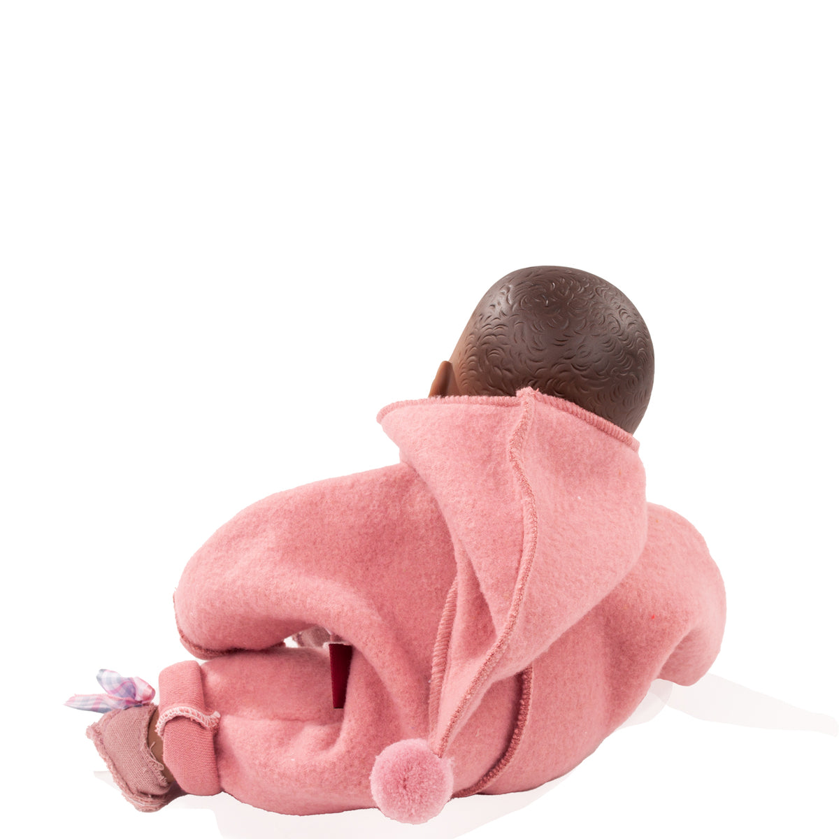 Götz Babyanzug rosa mit integrierter Zipfelmütze von hinten, Puppe in Kriechposition mit rosa Pom-Pom und Stoffschuhen