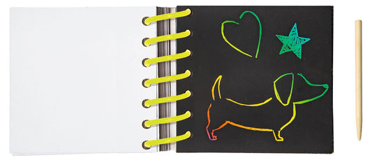 Moses Kratzblöckchen aufgeschlagen, schwarze Seite mit bunten Kratzmotiven: Herz, Stern und Dackel in Neon-Farben