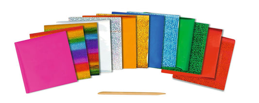 Aufgefächerte Metallicfolien in vielen Farben, davor ein Holzstäbchen