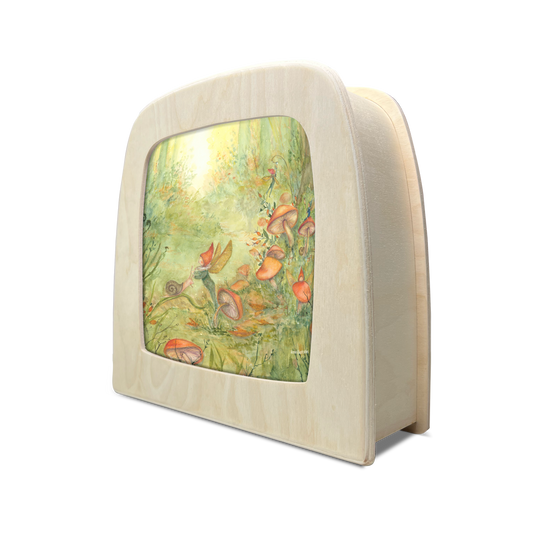 Toverlux Silhouettenlampe Pixie Forest, heller Holzrahmen von der Seite, Waldmotiv mit roten Pilzen und Feen sichtbar