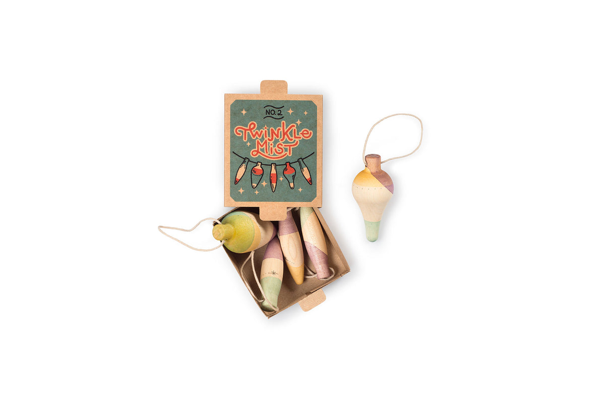 Grapat Ornaments Nº2 Twinkle Mist, geöffnete Schachtel mit den Anhängern, einer hängt an der Schnur daneben