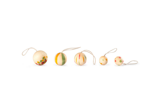 Grapat Wonder Balls, fünf bemalte Holzkugeln an Schnüren nebeneinander aufgereiht mit Streifen und farbigen Motiven