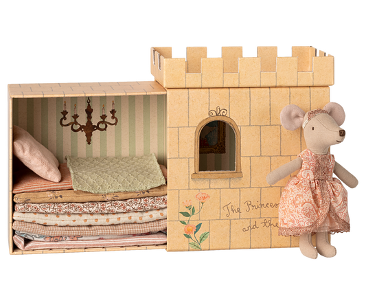 Große Schwester Maus Maileg mit Kleid, Krone und drei bunten Matratzen zum Märchen-Nachspielen