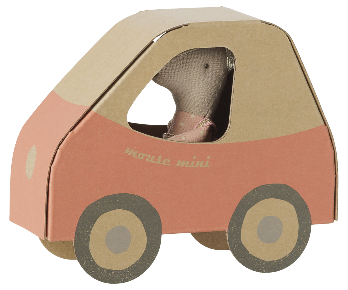 Maileg Fahrerin-Maus sitzt in ihrer Verpackung, einer Pappschachtel in Form eines kleinen Autos