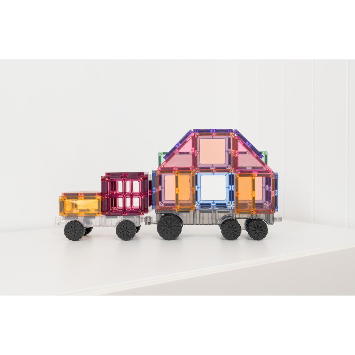 Lastwagen mit Häuschen-Aufbau aus Pastell-Magnetbausteinen