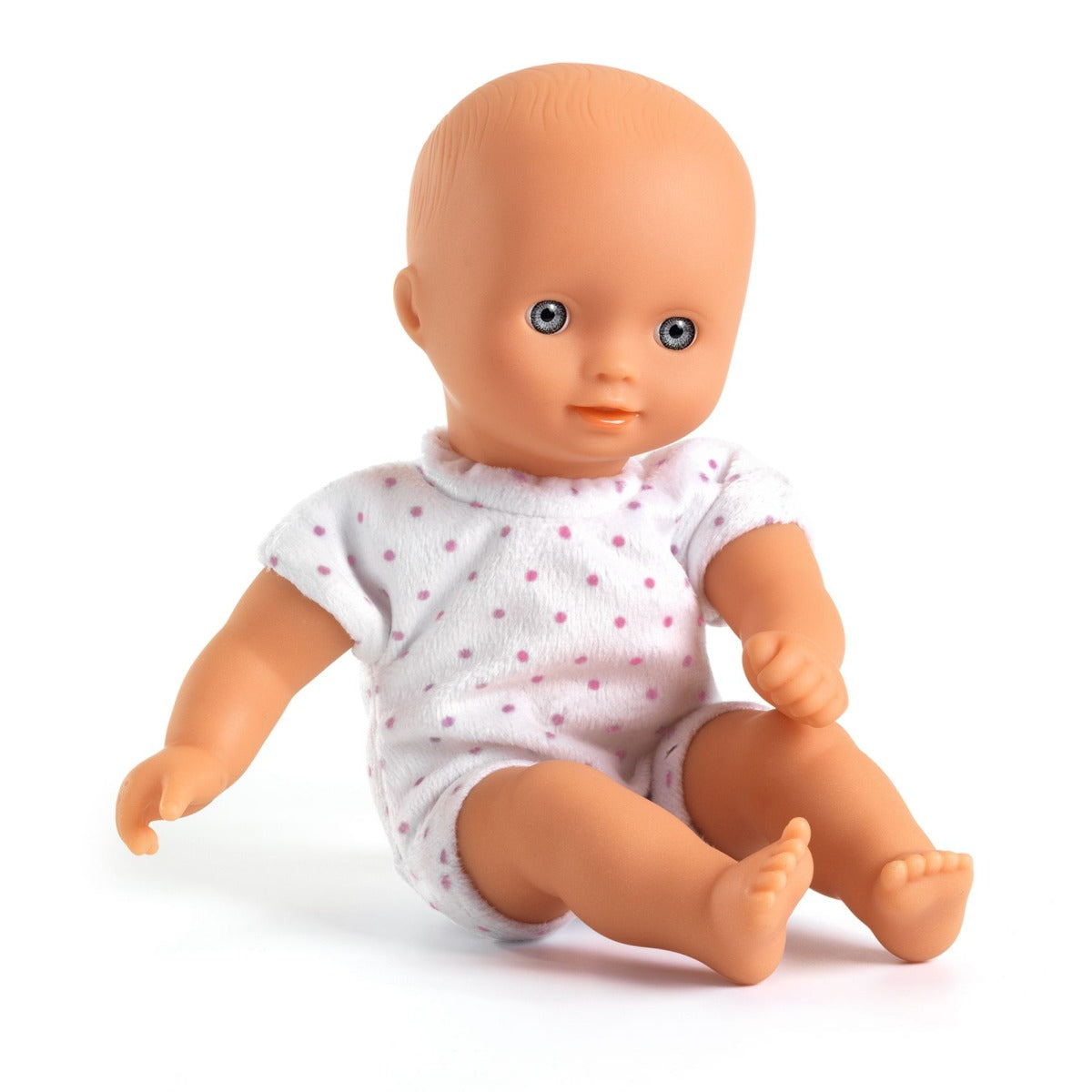 Pomea Mini Barbara Puppe sitzt frontal im weißen Shirt mit rosa Blumenmuster und weißer Windel
