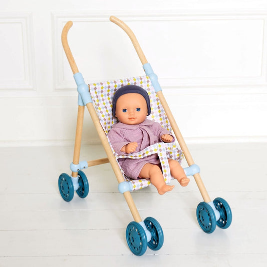 Puppe mit Mütze sitzt im Holz-Puppenbuggy