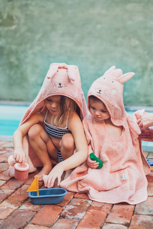 Badeponcho Mrs. Rabbit von Trixie mit Hasen-Motiv in Pastellfarben