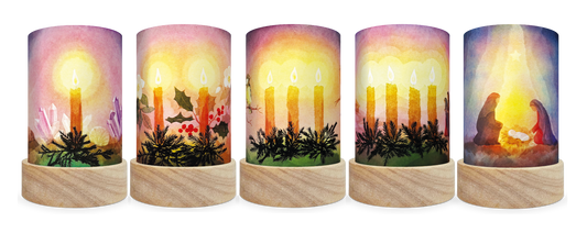 Fünf Toverlux Laternen mit den Shades Advent: eine bis vier brennende Kerzen und ein Krippenmotiv