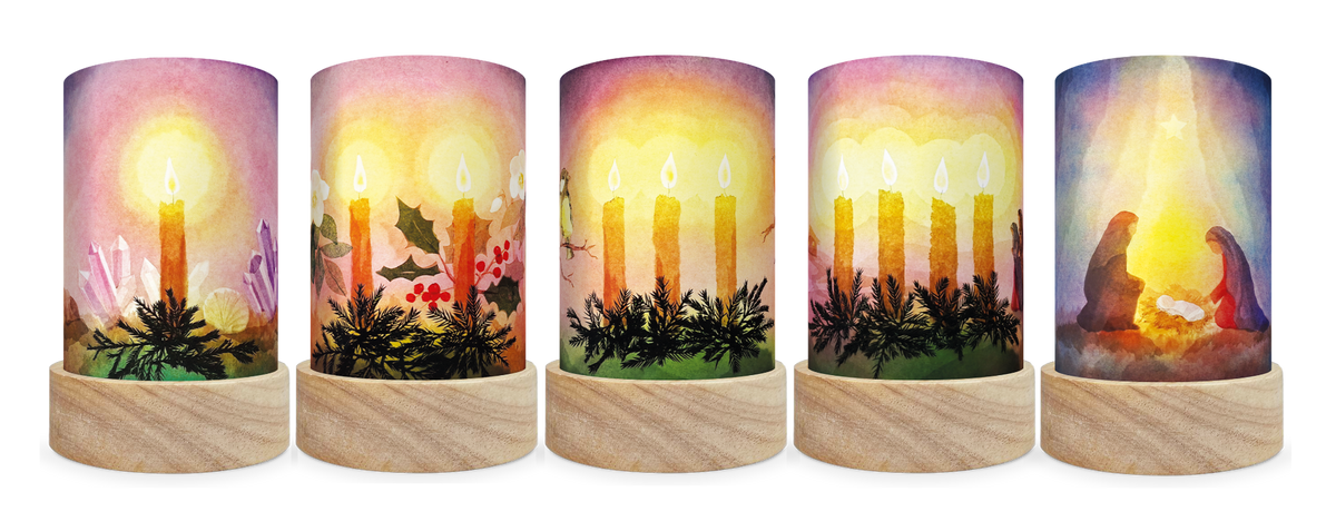 Fünf Toverlux Laternen mit den Shades Advent: eine bis vier brennende Kerzen und ein Krippenmotiv