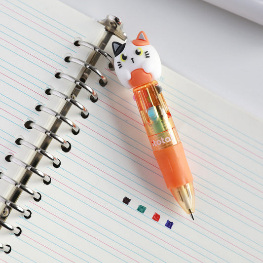 Mini-Stift mit Kopf als weiße Katze mit orangefarbenen Flecken auf einem Spiralblock, daneben Punkte in den vier Tintenfarben