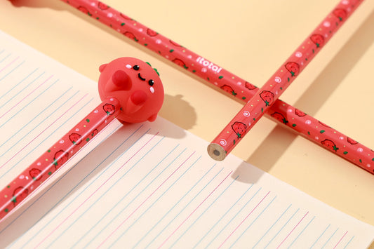 Nahaufnahme der lächelnden 3D-Figur Tomate am Bleistiftende auf liniertem Papier
