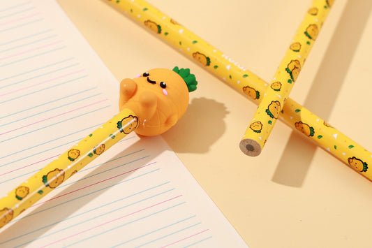 Nahaufnahme der lächelnden 3D-Figur Ananas am Bleistiftende auf liniertem Papier