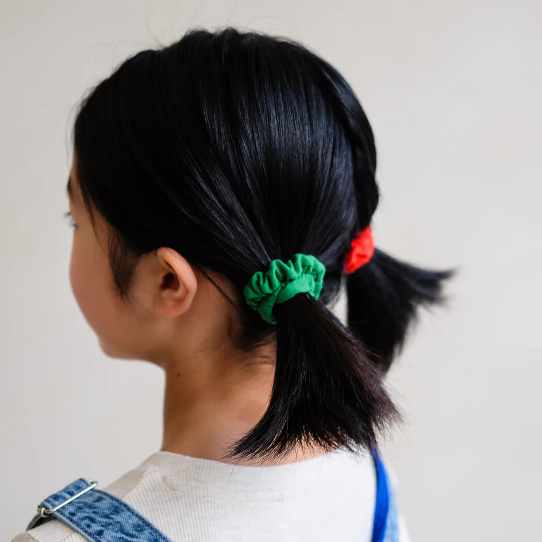 Schmale Haargummis Heartbeam Scrunchies von Mimi & Lula mit Herzmotiv