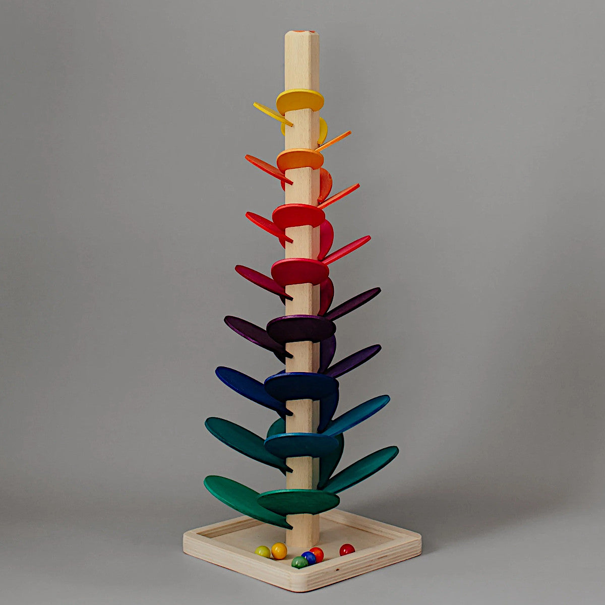 Grünspecht Klangbaum groß mit Holzblättern in Regenbogenfolge auf quadratischer Holzbasis mit Murmeln