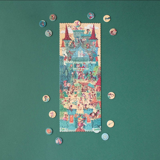 Londji Castle Pocket Puzzle zusammengesetzt auf grünem Untergrund mit buntem Schloss-Motiv, rundherum zerstreute Puzzleteile