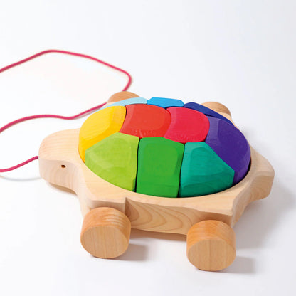 Holz-Schildkröte Grimm's mit regenbogenfarbigem, stapelbarem Panzer aus 10 Bausteinen