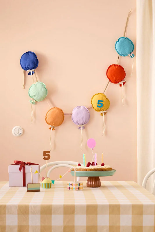Geburtstags-Girlande Ballons von Kids Concept mit handgemalten Holzballons in Pastellfarben