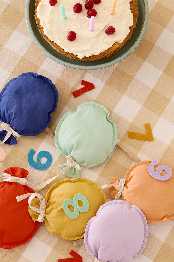 Geburtstags-Girlande Ballons von Kids Concept mit handgemalten Holzballons in Pastellfarben