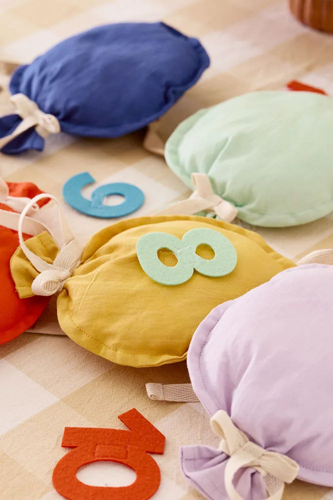 Geburtstags-Girlande Ballons von Kids Concept mit handgemalten Holzballons in Pastellfarben