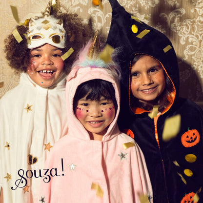 Drei Kinder in Halloween-Kostümen von Souza, darunter einer mit schwarzem Kürbis-Umhang und spitzer Kapuze