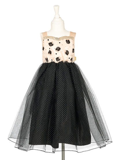 Souza Kostümkleid Noella auf Schneiderpuppe, cremefarbenes Oberteil mit schwarzen Motiven und schwarzer Tüllrock