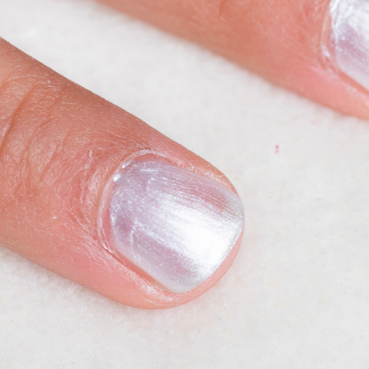 Namaki Nagellack Perlweiß auf Kindernagel aufgetragen, schimmerndes Weiß mit zartem Rosaton