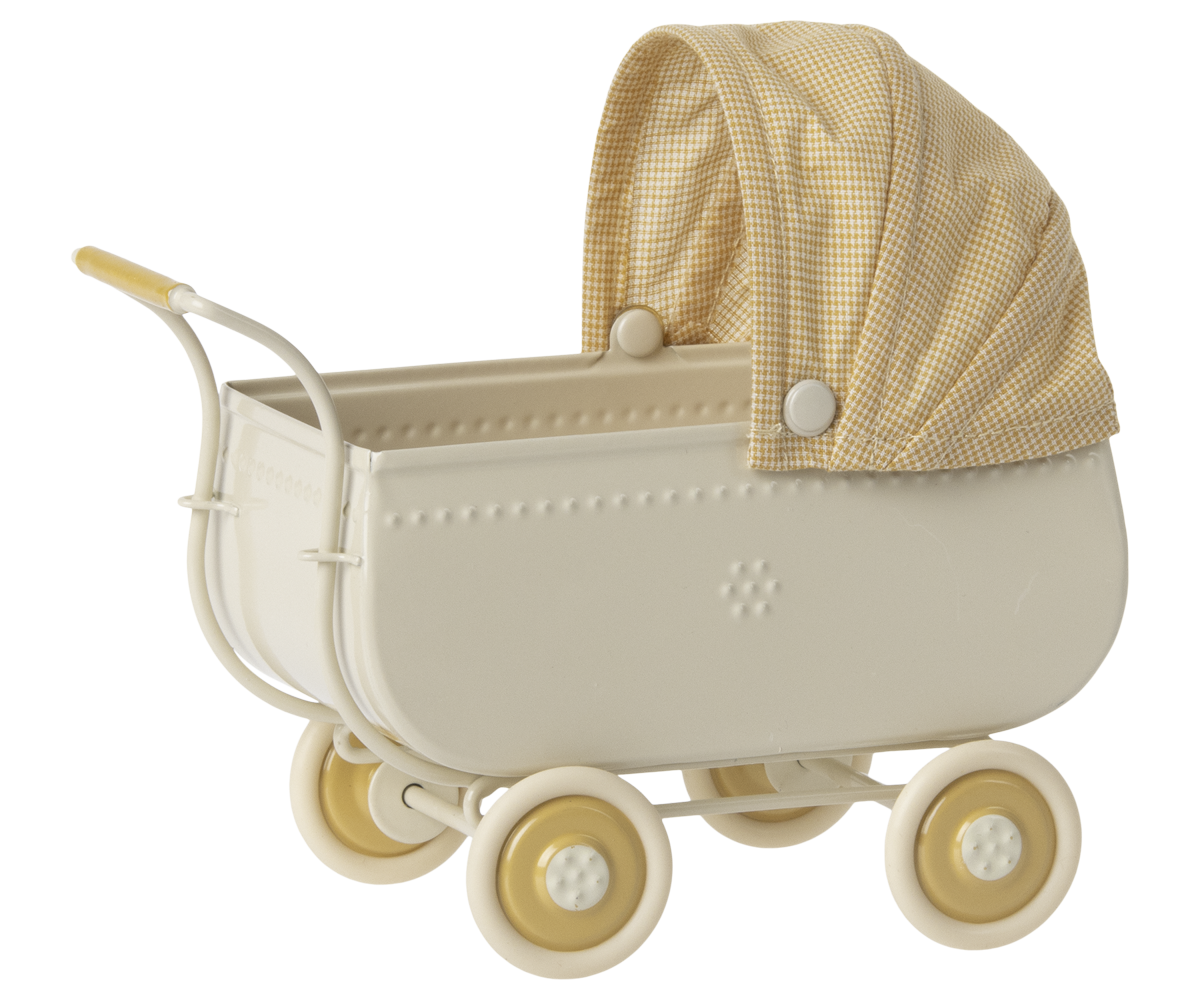 Maileg Kinderwagen Mikro in Creme mit gelb kariertem Stoffverdeck und gelben Rädern, Seitenansicht