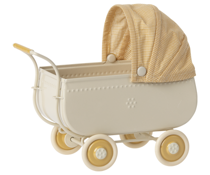 Maileg Kinderwagen Mikro in Creme mit gelb kariertem Stoffverdeck und gelben Rädern, Seitenansicht