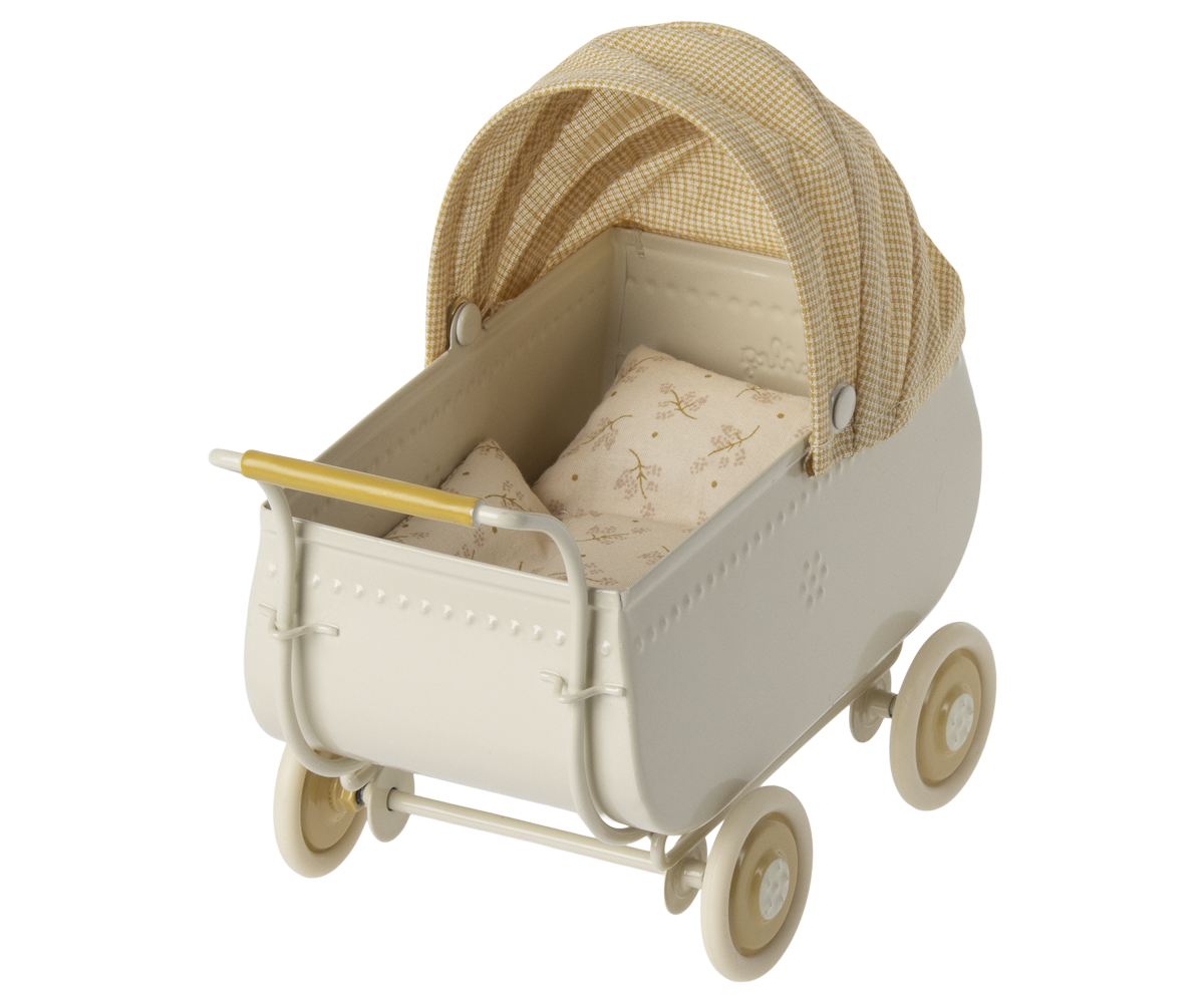 Maileg Kinderwagen Mikro von schräg oben mit gemusterter Matratze und gelb kariertem Verdeck