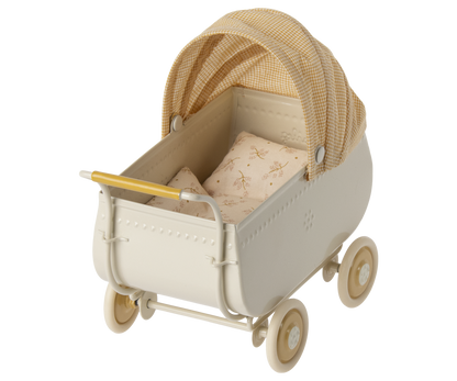 Maileg Kinderwagen Mikro von schräg oben mit gemusterter Matratze und gelb kariertem Verdeck