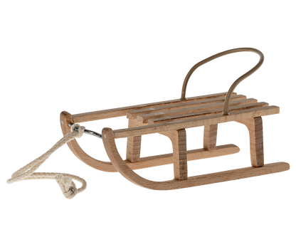 Maileg Schlitten für Mäuse aus Holz mit Lattensitz, Metallbügel und heller Zugschnur