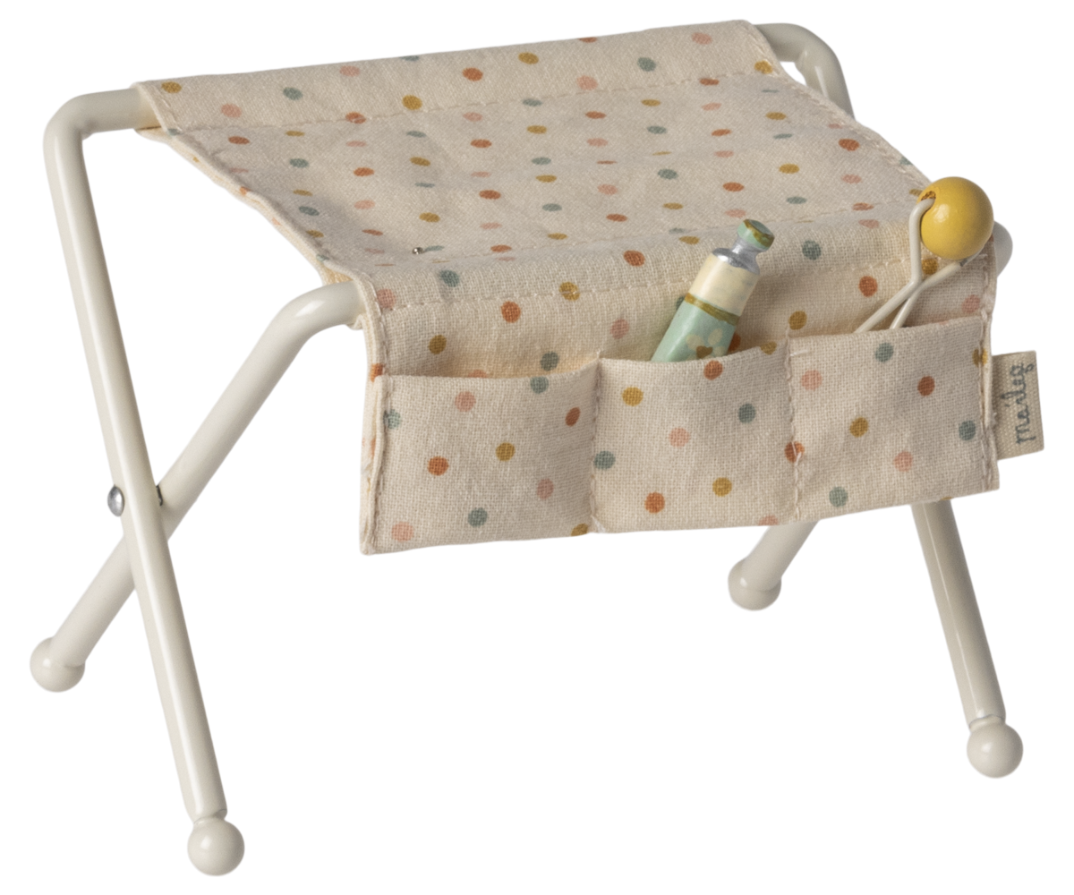 Maileg Wickeltisch für Babymäuse mit weißem Metallgestell, bunt gepunktetem Stoff und Seitentaschen
