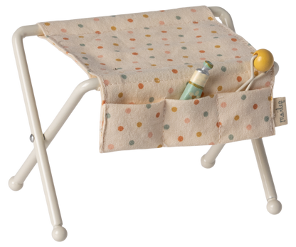 Maileg Wickeltisch für Babymäuse mit weißem Metallgestell, bunt gepunktetem Stoff und Seitentaschen