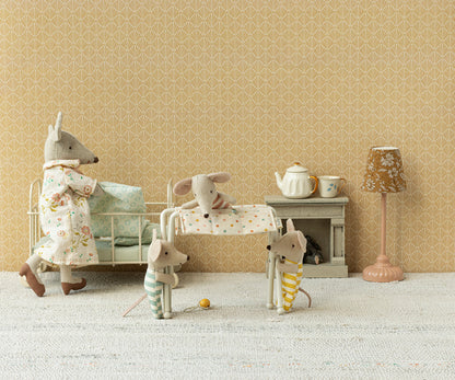 Mäusefamilie im Kinderzimmer, eine Babymaus liegt auf dem gepunkteten Maileg Wickeltisch vor dem Bett