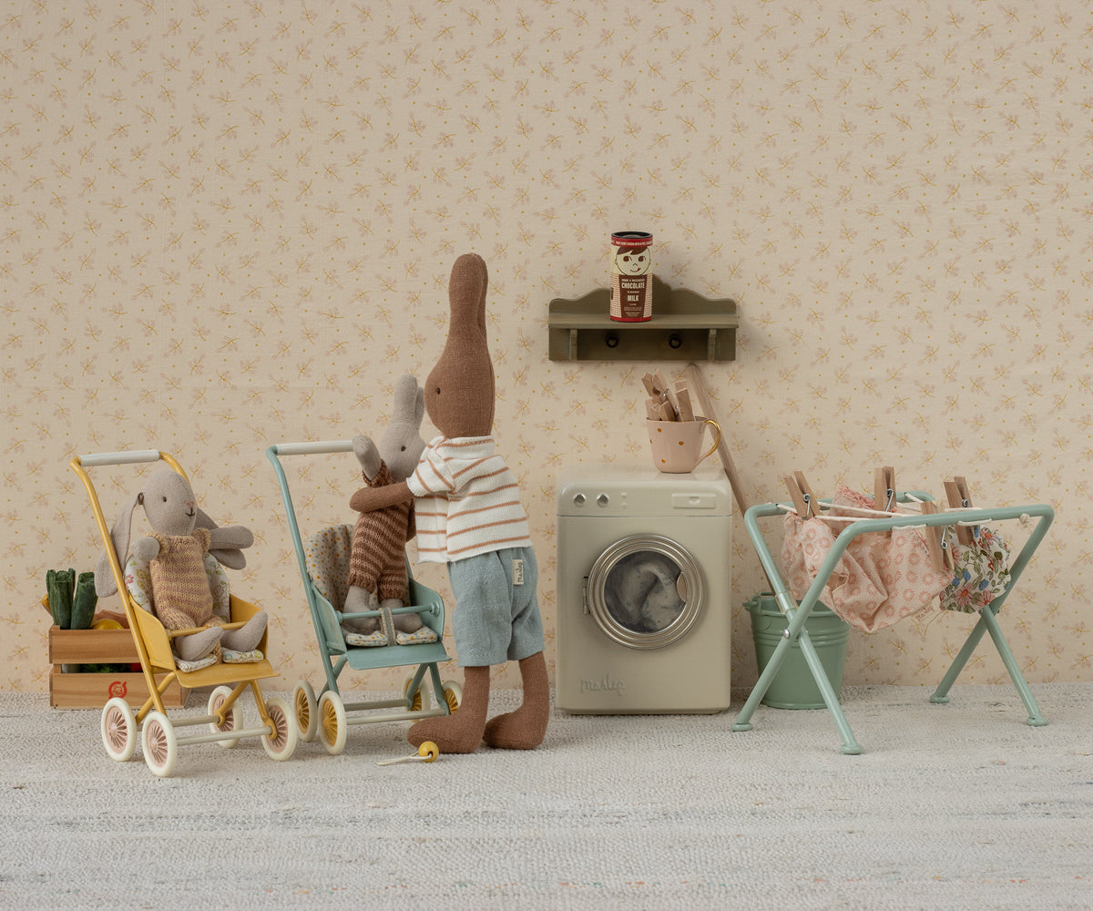 Waschküche mit Hasen, Puppenwagen und Waschmaschine, rechts der Maileg Wäscheständer mit Wäsche