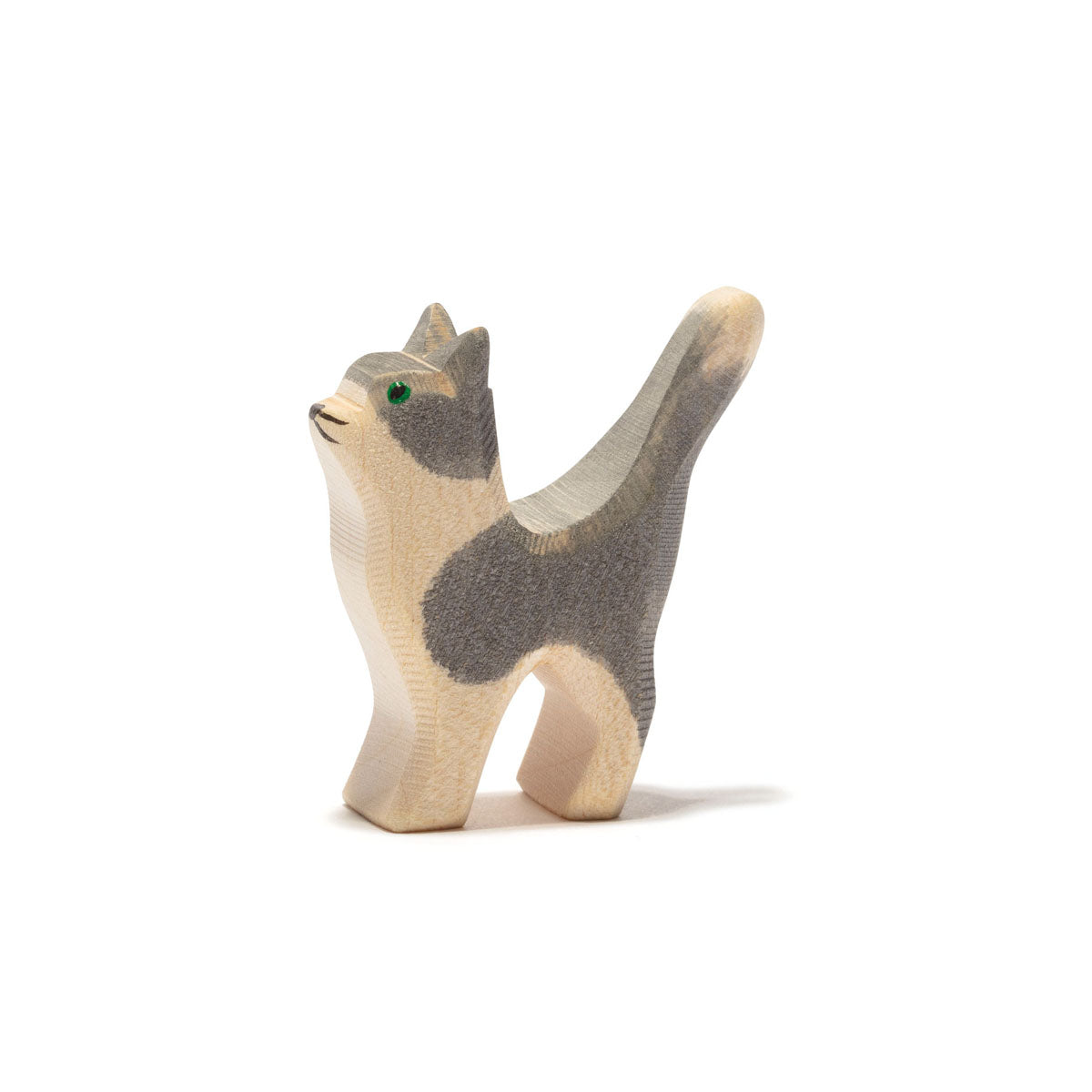 Ostheimer Holzfigur Katze mit beige-grauem Fell, erhobenem Kopf und aufgerichtetem Schwanz