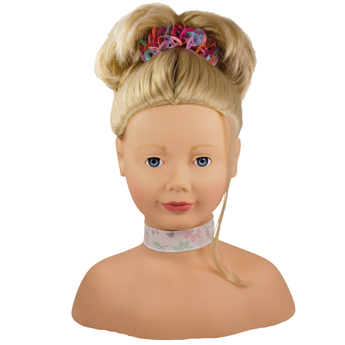 Götz Frisierkopf mit blondem Haar in zwei Knoten, farbigem Blumenkranz, blauen Augen und hellem Choker