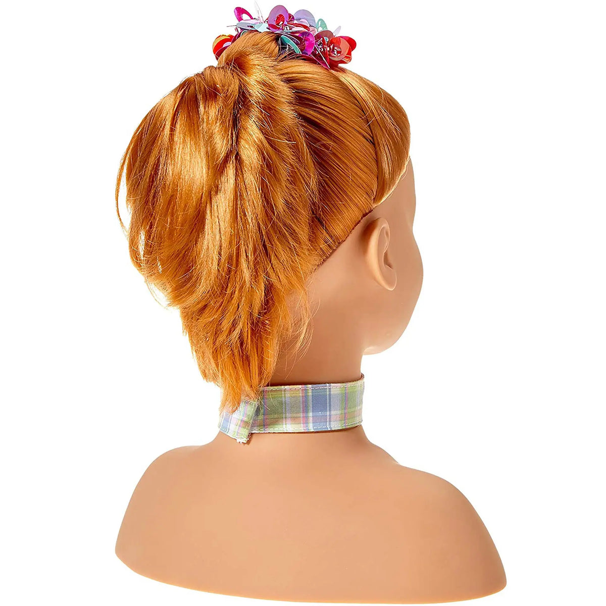 Götz Frisierkopf von hinten mit orangerotem Haar, hochgebunden mit buntem Haarschmuck, und kariertem Halsband