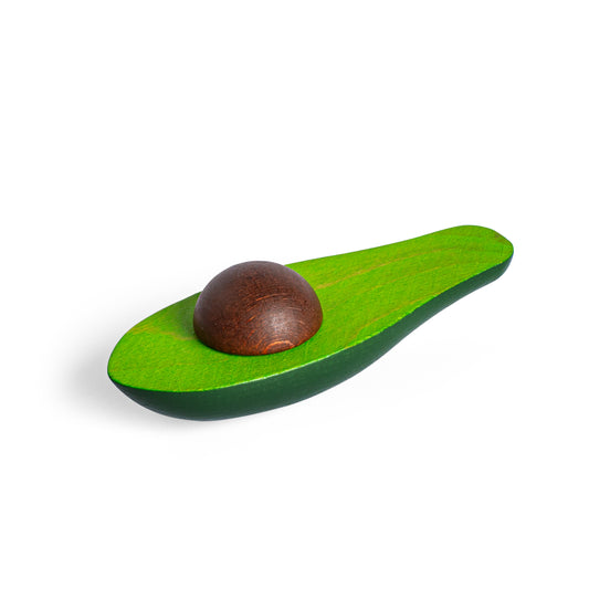 Erzi Holz-Avocado, halbiert mit grünem Fruchtfleisch und braunem Kern, Packshot vor weißem Hintergrund