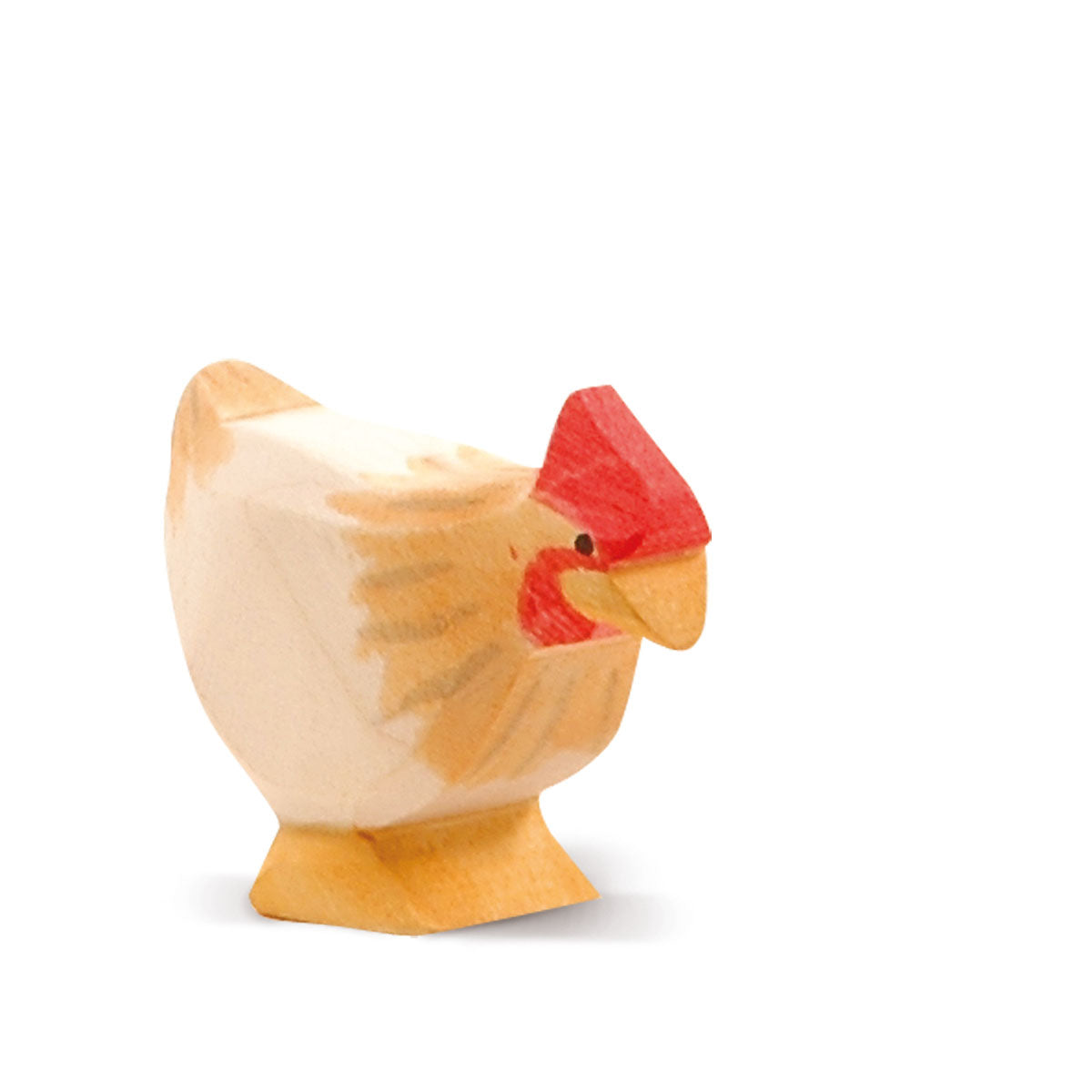 Ostheimer Holzfigur Huhn stehend mit ockerfarbener Brust, cremefarbenem Gefieder und rotem Kamm sowie rotem Schnabel