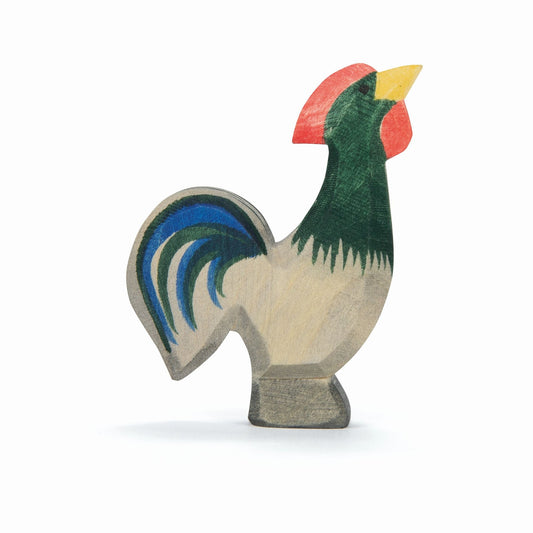 Ostheimer Holzfigur Hahn mit grünem Kopf, rotem Kamm, gelbem Schnabel, cremefarbenem Körper und blauem Schwanzgefieder