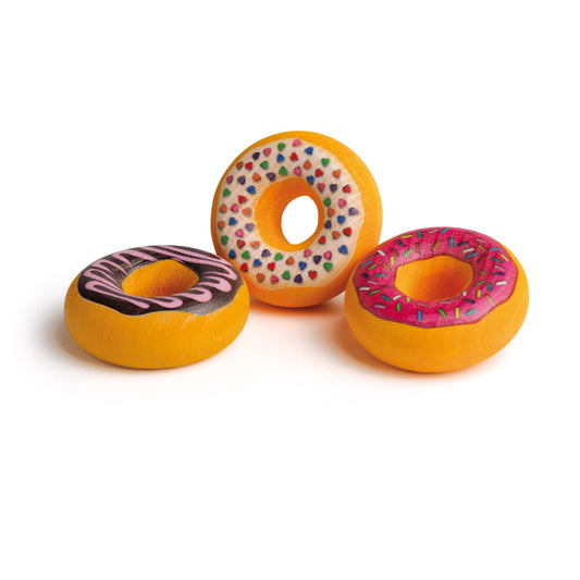 Drei Erzi Holz-Doughnuts mit Schokoladen-, Streusel- und rosa Glasur, Packshot