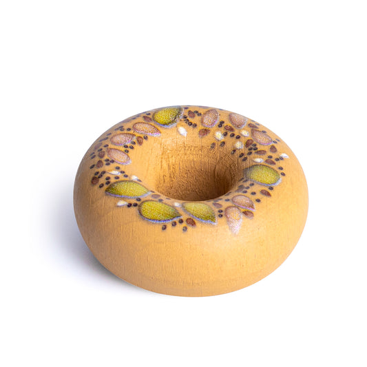 Erzi Holz-Bagel, hellbraun mit aufgemalten Körnern, Packshot vor weißem Hintergrund